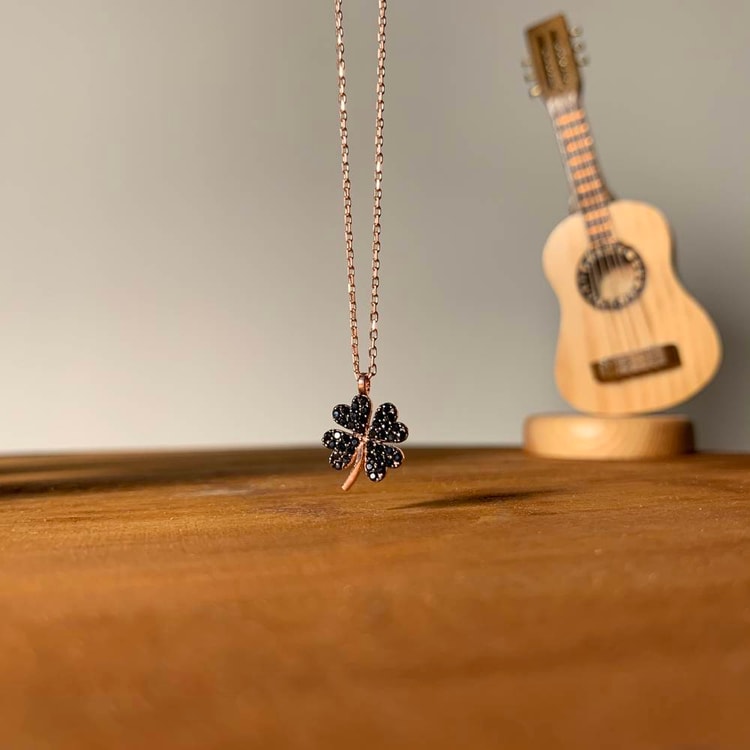 متجر الحلي | سلسلة الوردة، أسود Trinkets boutique-The flower necklace