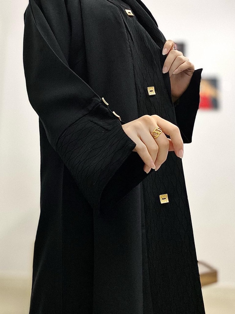 عبايات سوداء