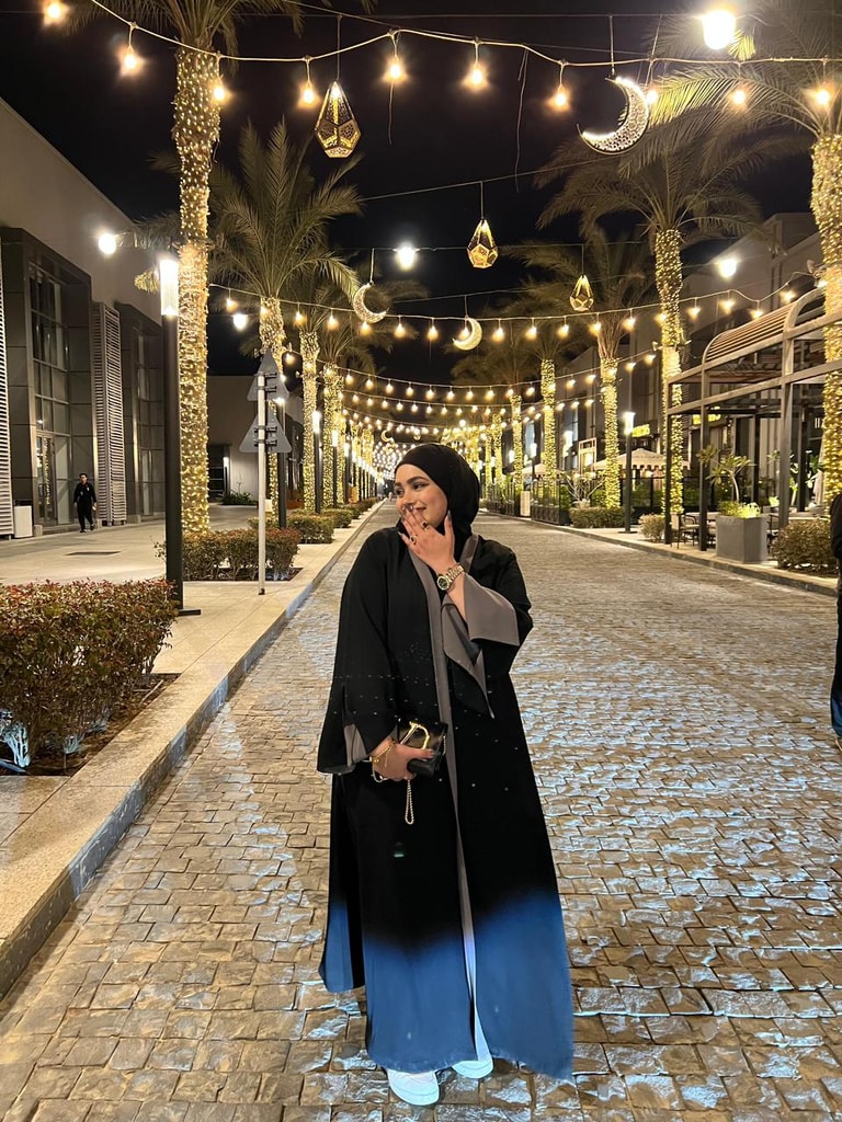 عبايات سوداء