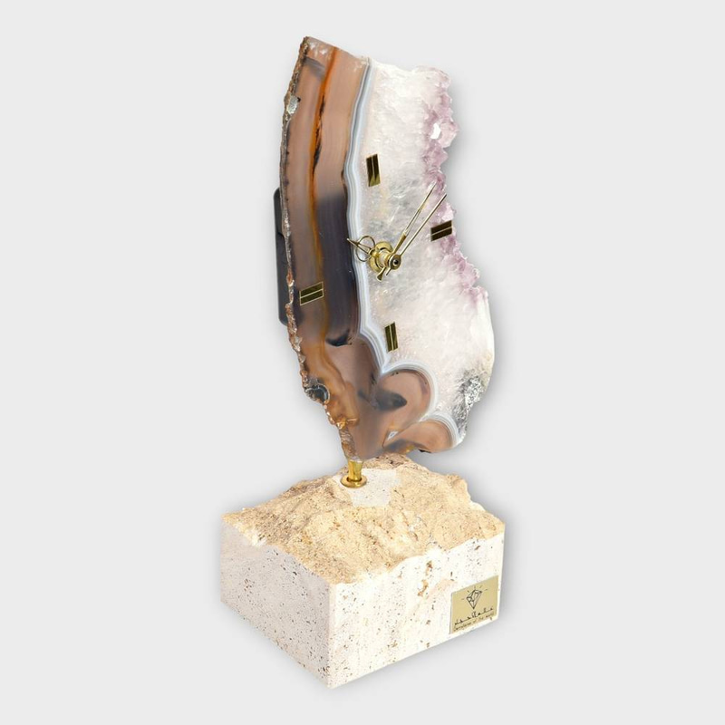 ساعة باحجار متنوعة