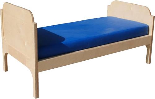 سرير الطفل – مقاس 1200×600×570/620 مم، ارتفاع المقعد 265 مم (أرجل وقضبان جانبية ولوح رأس وقدم من خشب البتولا الرقائقي 18/9 مم، مرتبة إسفنج 100 مم مع فينيل ماليزي)