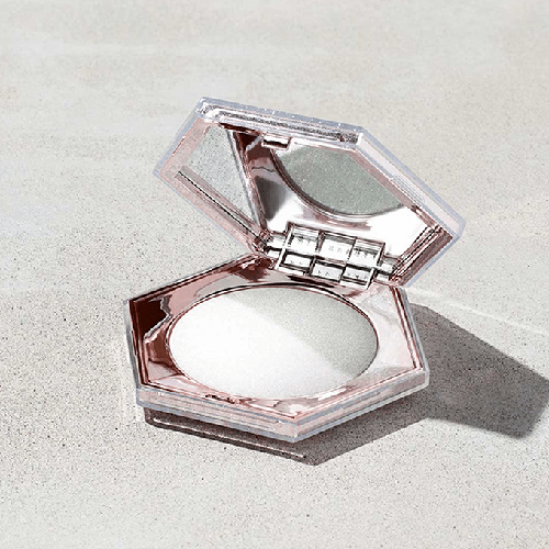 Fenty Beauty Diamond bomb all over diamond fell-it's Manny Kirst