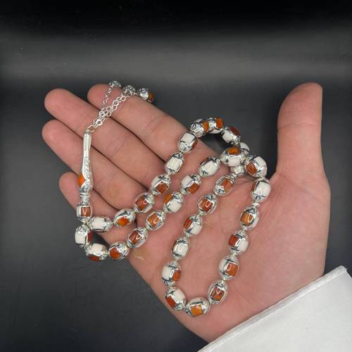 سبحة مطعمه بفصوص بلون برتقالي مميز