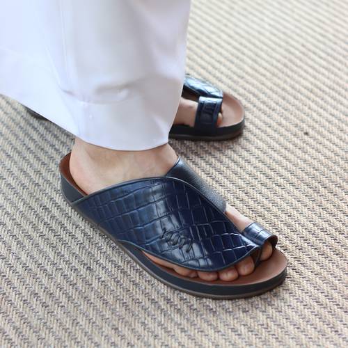 حذاء طبي كحلي بنقشة جلد التمساح