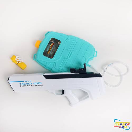 Water spray gun with portable tank