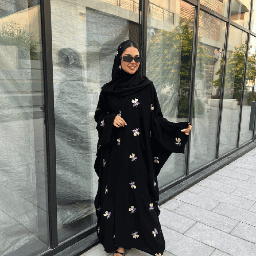 عباية بشت سوداء بتطريز فراشات والاكمام هدب