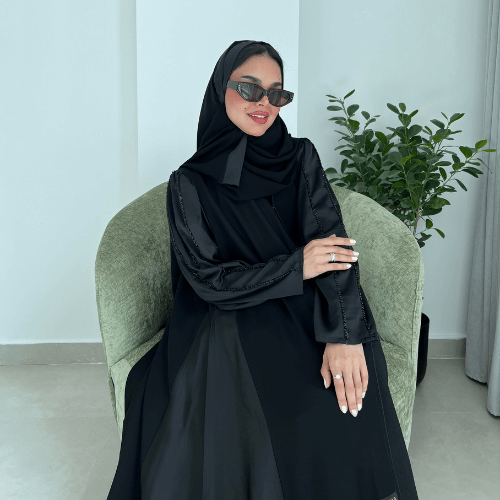 عباية كلوش بأكمام وجوانب باللون الأسود مع شك يدوي على الكتف (عباية فرح اسود)