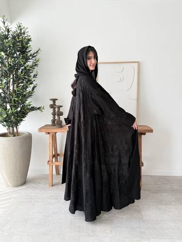 عباية دبل كلوش إنترنت مطرزة بالكامل بالأسود (عباية تهاني)