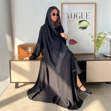 عباية كريب ملكي كوري بدانتيل فاخر مع تدخيلات خرز (عباية ألين)