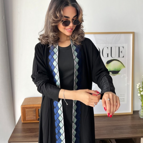 عباية كريب ملكي كوري بتطريز ملون على الأطراف و أكمام استرتش (عباية أبرار ملون)