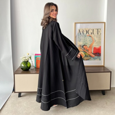 عباية سوداء مزينة بقيطان أبيض وأسود أنيق (عباية فاتن )