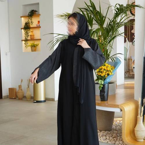 عباية ناعمة بأكتاف قماش اورقنزا مع فتحة بالكم
