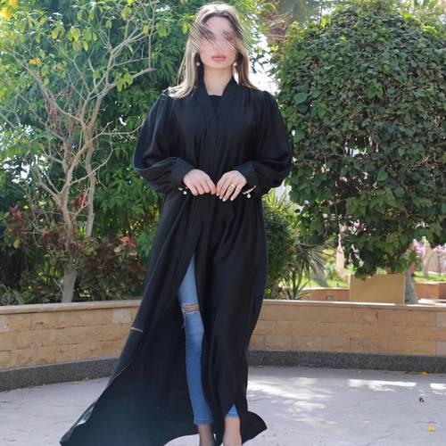 عباية ساتان مزين بالكريستال الأسود مع مشبك لولو بالكم