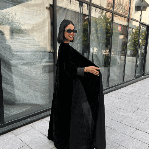 عباية مخمل مع بليسيه على الجوانب وكم قلاب جلد 