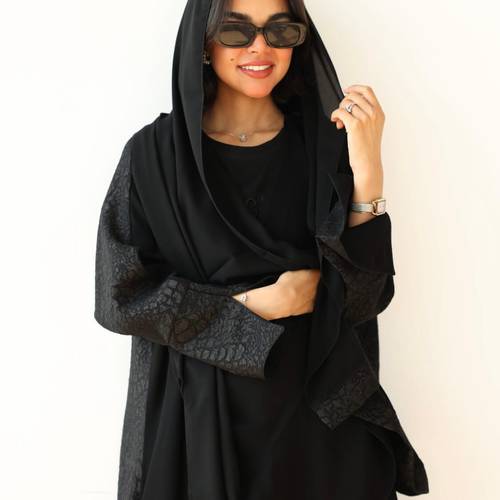 عباية كلوش كريب سيراميك اسود فاحم مع جاكار من الخلف