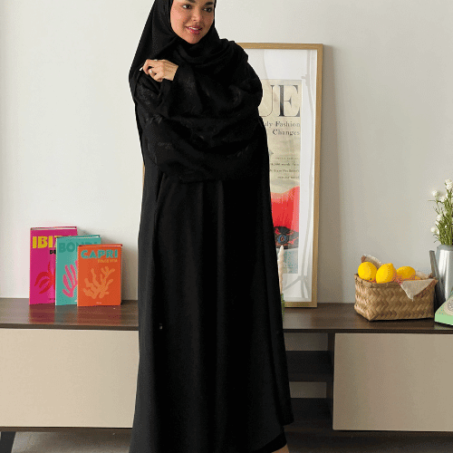 عباية انترنت بأكمام مطرزة بالأسود ( عباية منال)