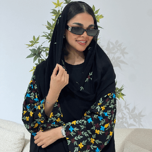 عباية ندى كوري بتطريز ملون على الكم