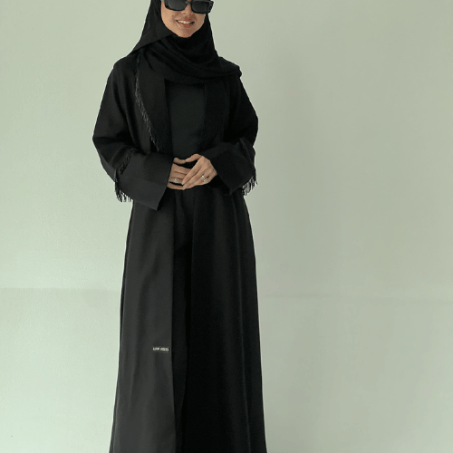 عباية رسمية بهدب من الخزر الفاخر على الياقة والأكمام ( عباية بشرى)