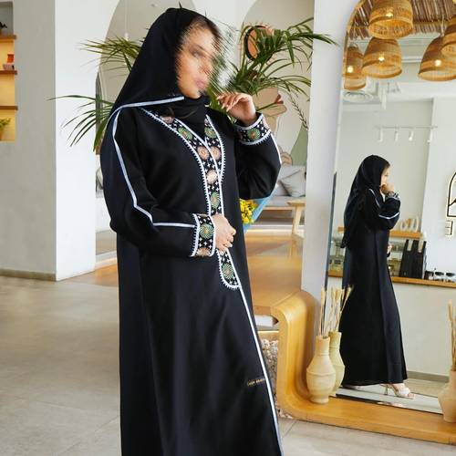 عباية لف مزين بسدو العيون مع تحديد سماوي على الحواف 