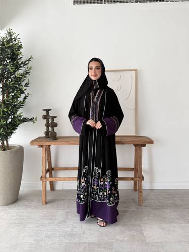عباية كريب ملكي بتطريز انيق وتدخيلات موف (عباية انفال)