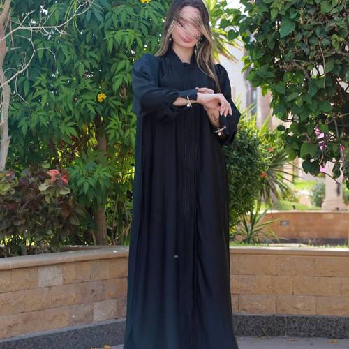 عباية ساتان مزين بالكريستال الأسود مع مشبك لولو بالكم