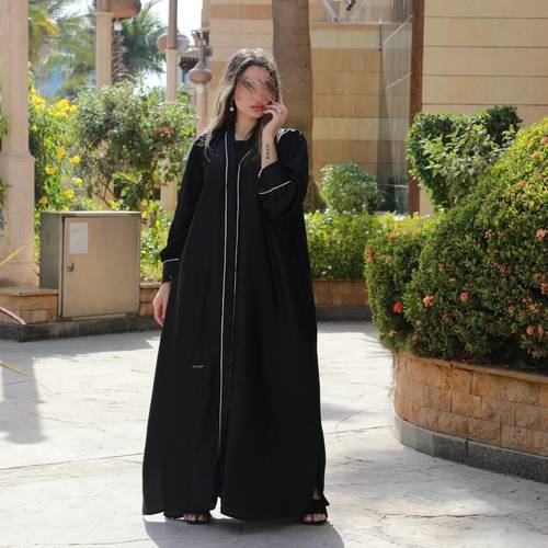 عباية كريب بكسرات ناعمة على الأكتاف ومزين بالكريستال الفضي