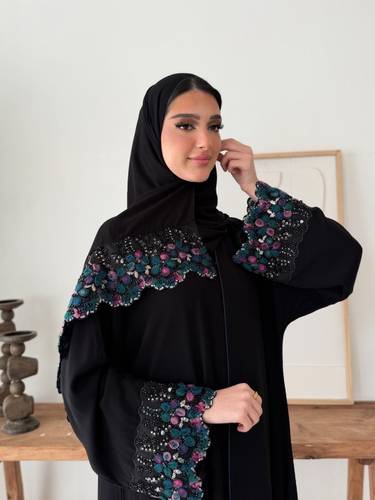 عباية كريب ملكي بتطريز ورود ملون على الأكمام مع شك (عباية دلال ملون)