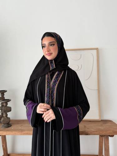 عباية كريب ملكي بتطريز انيق وتدخيلات موف (عباية انفال)