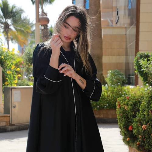 عباية كريب بكسرات ناعمة على الأكتاف ومزين بالكريستال الفضي