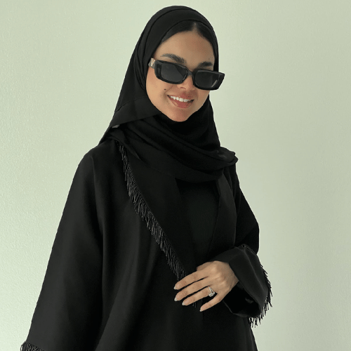 عباية رسمية بهدب من الخزر الفاخر على الياقة والأكمام ( عباية بشرى)
