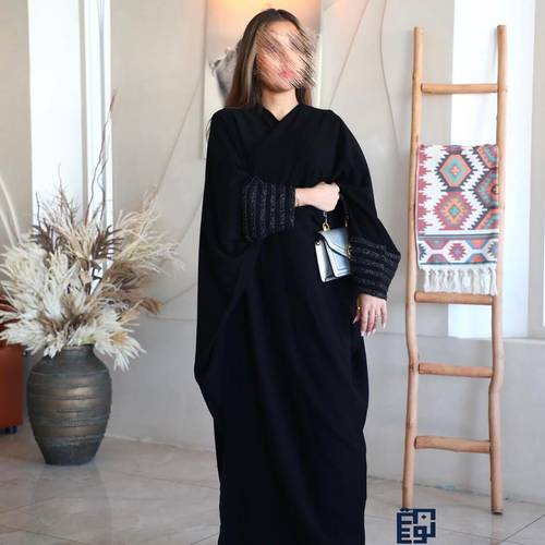 عباية بشت بأكمام مزينة بالكريستال الأسود