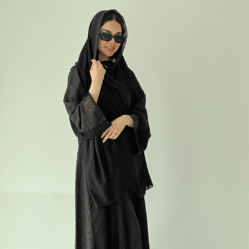 عباية سوداء كريب ملكي بتطريز أسود على الكم والجوانب ( عباية دانة )