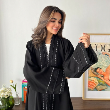 عباية سوداء مزينة بقيطان أبيض وأسود أنيق (عباية فاتن )