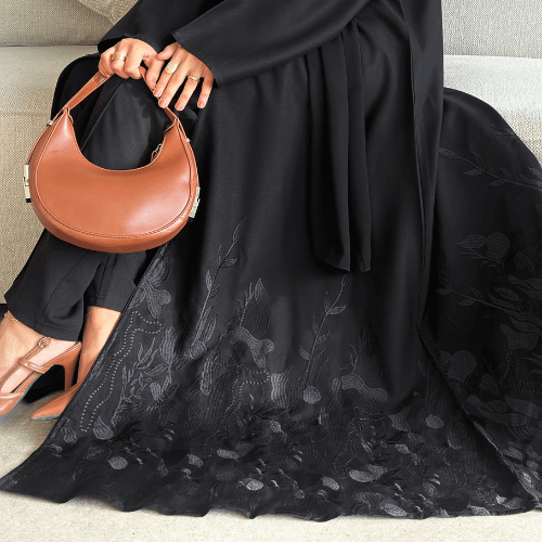 عباية انيقة بتطريز أسود أسفل العباية ( عباية رهف)