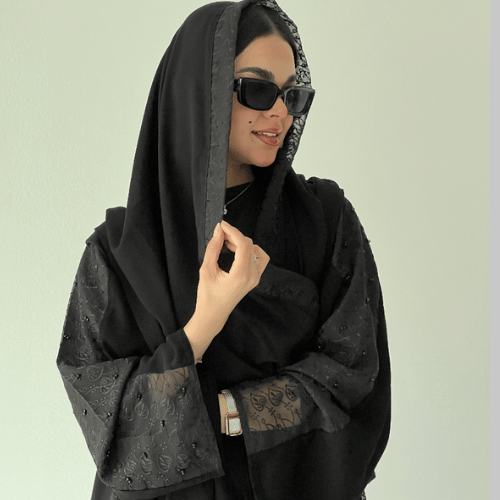 عباية سوداء كريب ملكي بتطريز أسود على الكم والجوانب ( عباية دانة )