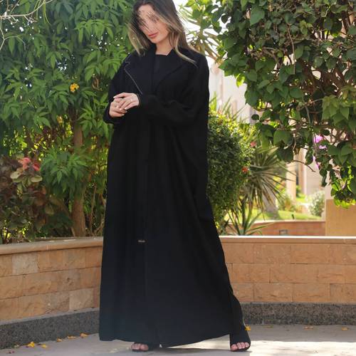 عباية رسمية بقصة بليزر وأكمام مزينة بشريط من الكريستال 