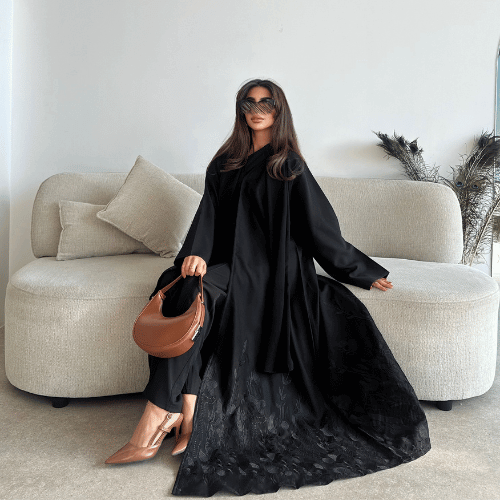 عباية انيقة بتطريز أسود أسفل العباية ( عباية رهف)