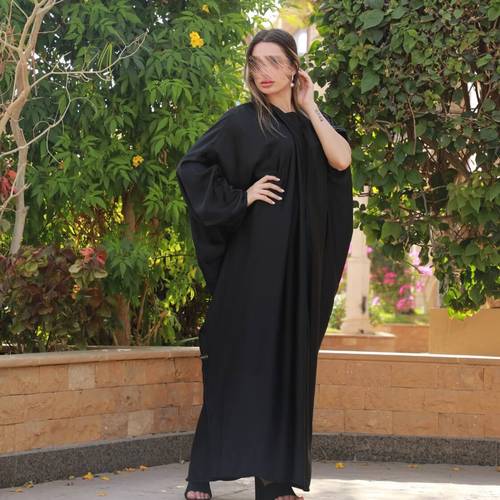 عباية بشت كريب مزين بكريستال على طول الأكمام