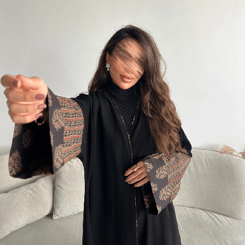 عباية كريب ملكي بأكمام قلاب لنن هندي (عباية ايلاف)