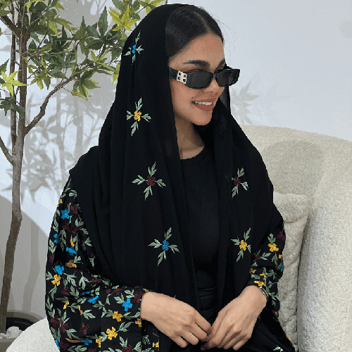 عباية ندى كوري بتطريز ملون على الكم