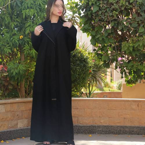 عباية رسمية بقصة بليزر وأكمام مزينة بشريط من الكريستال 