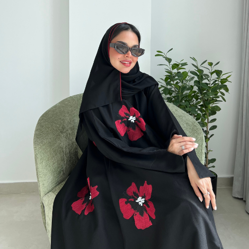 عباية سوداء بتطريز ورد أحمر على كامل العباية (عباية فوز) 