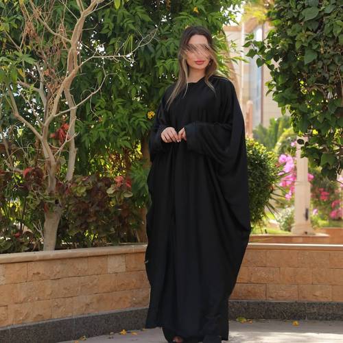 عباية بشت كريب مزين بكريستال على طول الأكمام