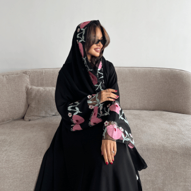 عباية إنترنت سوداء  بتطريز ورود ملوّن على الأكمام والطرحة ( عبايه شمس ملون)