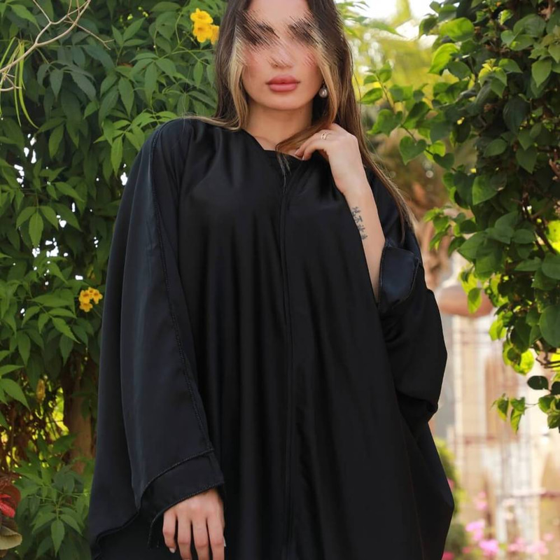 عباية بشت كريب مزين بكريستال على طول الأكمام