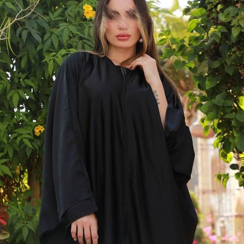 عباية بشت كريب مزين بكريستال على طول الأكمام