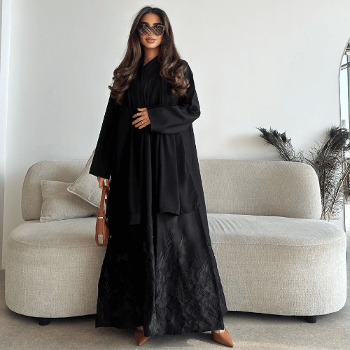 عباية انيقة بتطريز أسود أسفل العباية ( عباية رهف)