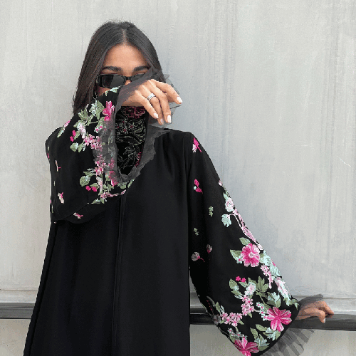 عباية كريب ملكي بتطريز ورود وردية كبيرة مع تل(عبايه سهى)