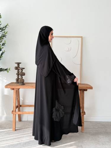 عباية كريب ملكي نص كلوش بشغل يدوي ورود وخرز  (عباية ميلان)