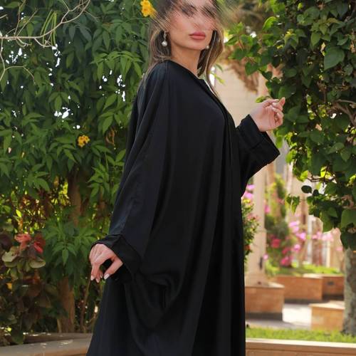 عباية بشت كريب مزين بكريستال على طول الأكمام